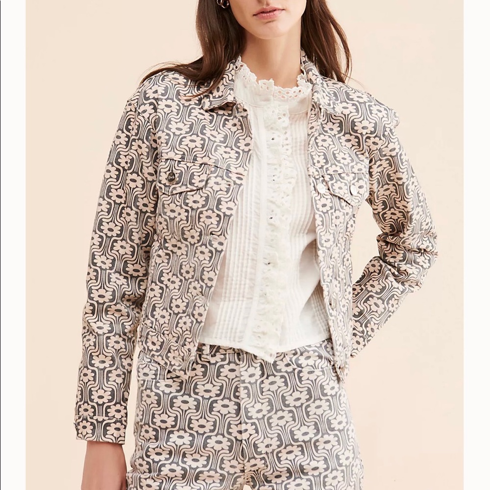 Cropped jean jacket with floral pattern